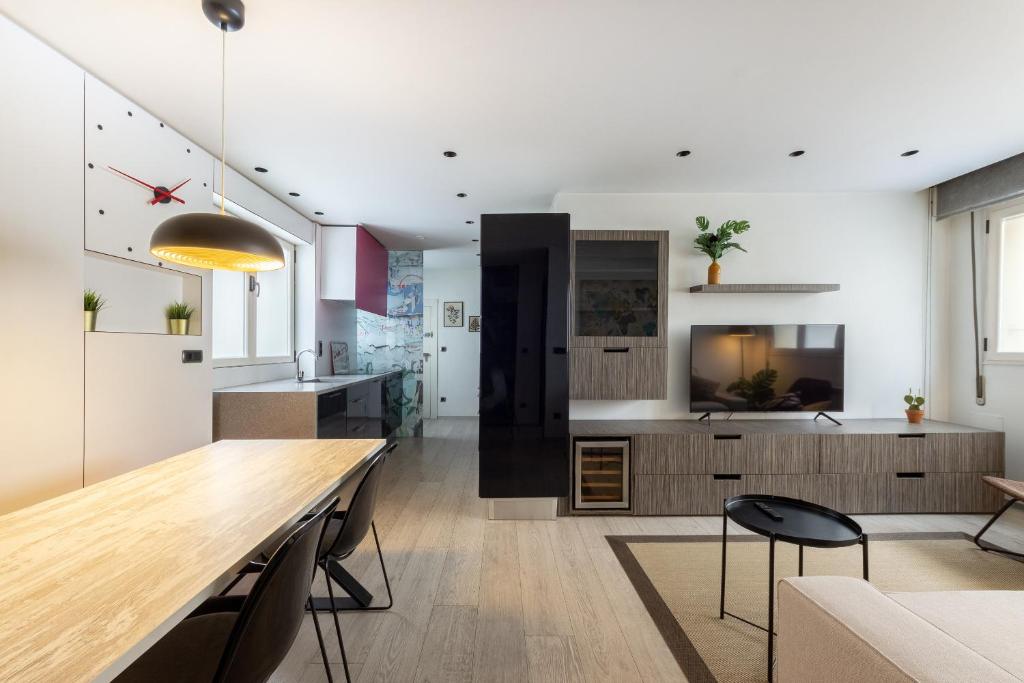 a kitchen and living room with a table and chairs at Portu Casa Albero I Aston Rentals in Portugalete