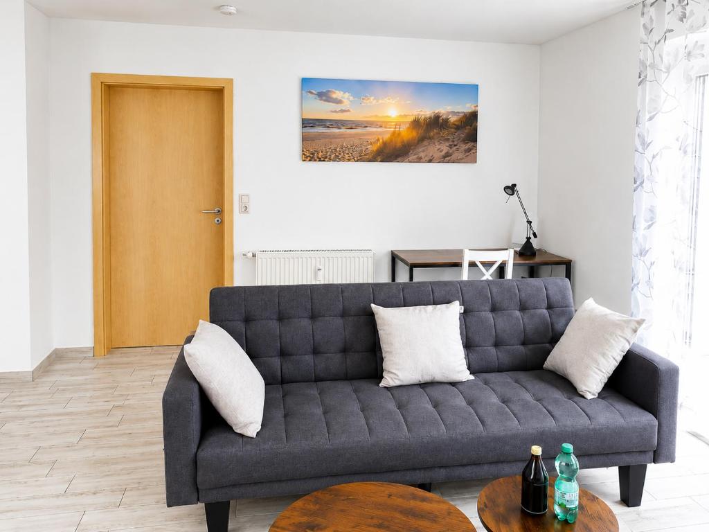 a living room with a couch and a table at Ferienwohnung Varli in Tuttlingen