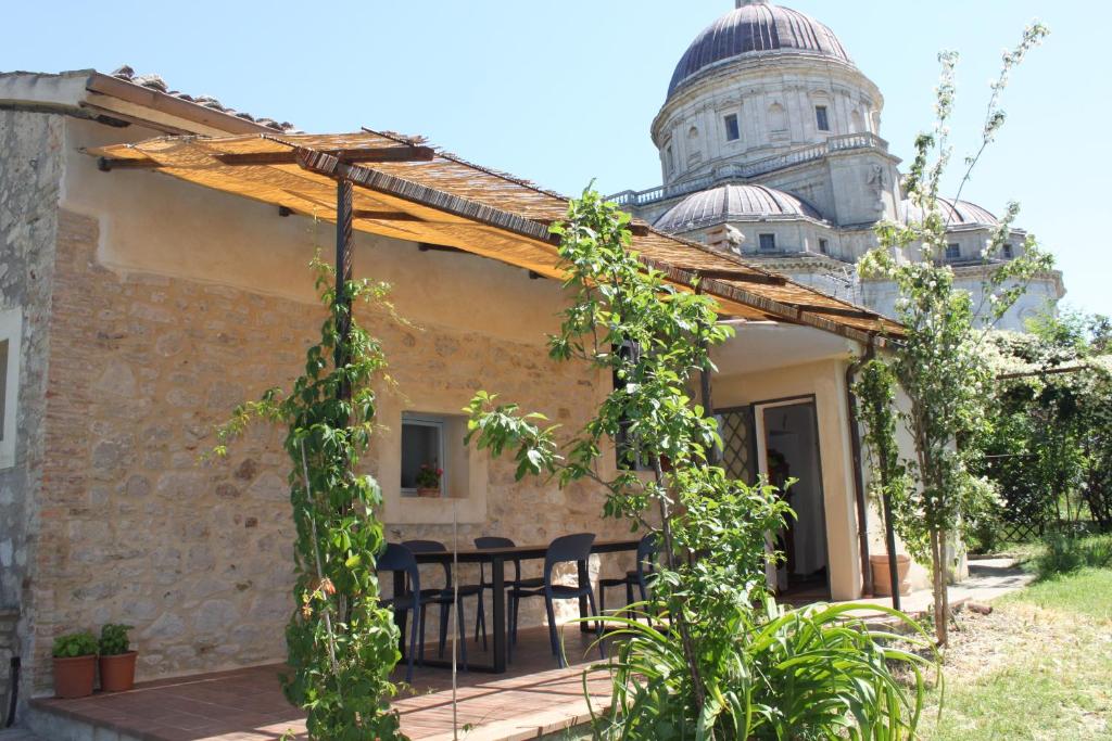 an outdoor patio with a table and chairs and a building at Casa della Consolazione in Todi