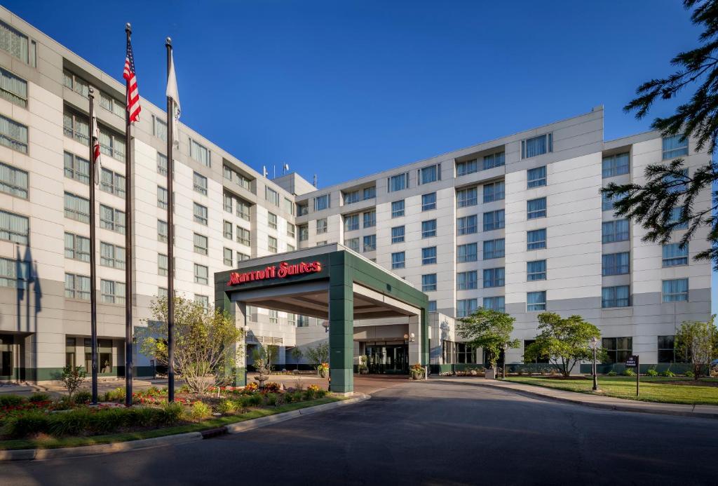 a view of the front of a hotel at Chicago Marriott Suites Deerfield in Deerfield