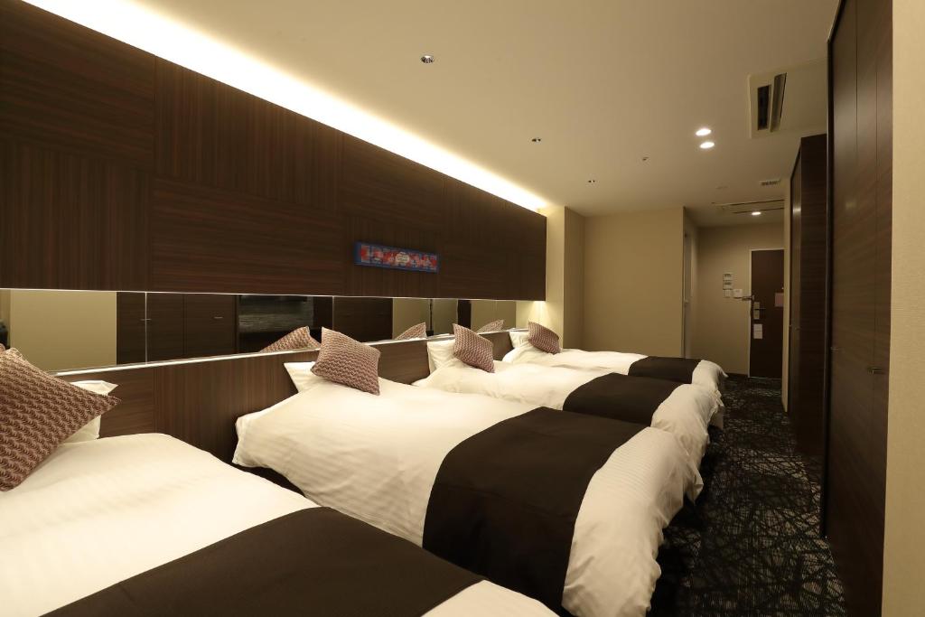 Postel nebo postele na pokoji v ubytování Osaka Teikoku Hotel