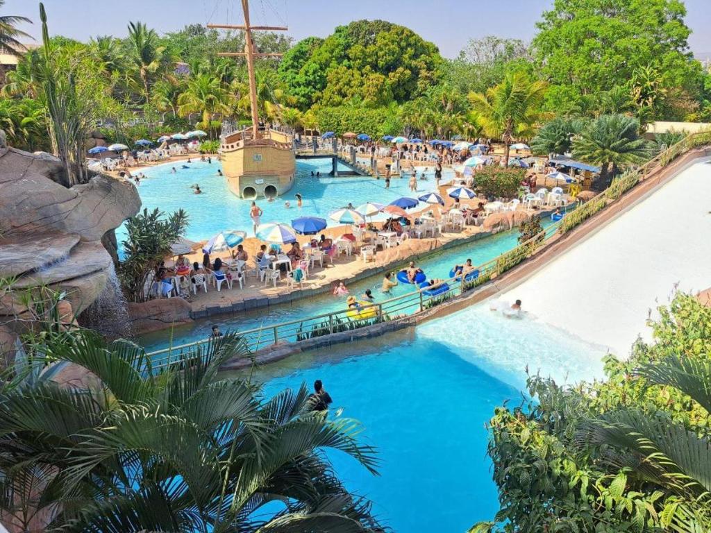 a group of people in a pool at a water park at diRoma Spazzio - Acesso Acqua Park in Caldas Novas