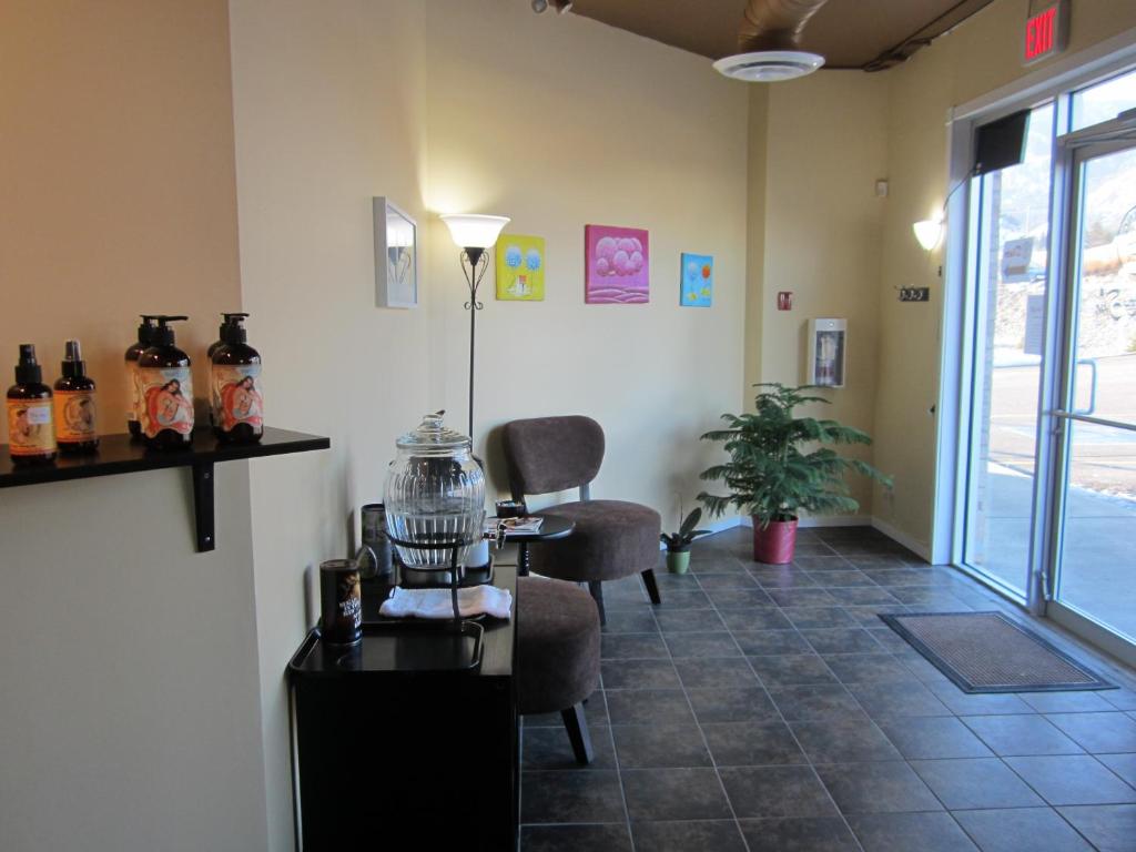 Posezení v ubytování Super 8 by Wyndham West Kelowna BC