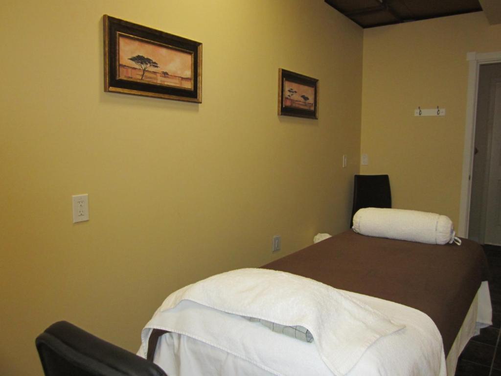 Postel nebo postele na pokoji v ubytování Super 8 by Wyndham West Kelowna BC