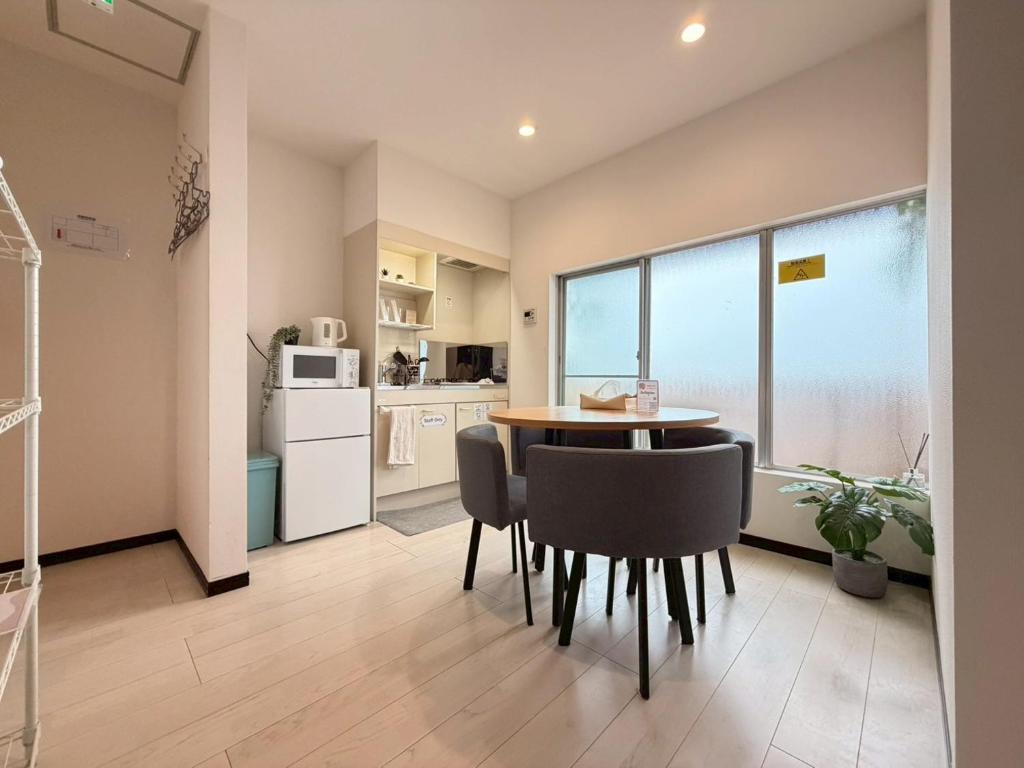 a kitchen and dining room with a table and chairs at ura Auberge Craft in Hokancho