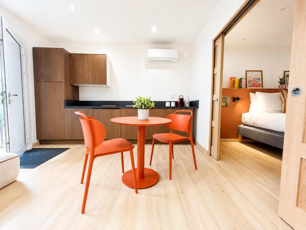 a room with a table and two chairs and a bed at Le Chabeuillois in Chabeuil