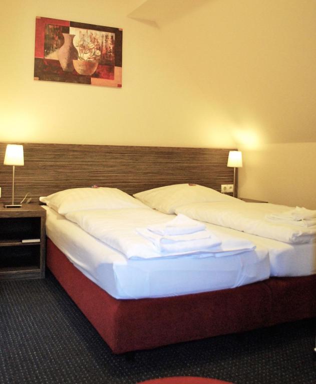 Postel nebo postele na pokoji v ubytování Hotel Dietrichsdorfer Hof
