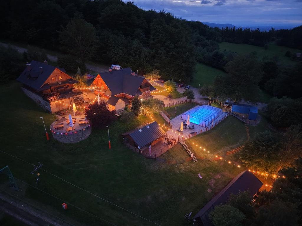Baseinas apgyvendinimo įstaigoje Zagroda Lepiarzówka Hotel i SPA arba netoliese