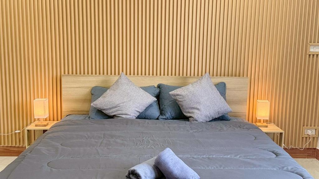 a bedroom with a bed with pillows on it at Hatyai marina Villa in Ban Khlong Hae