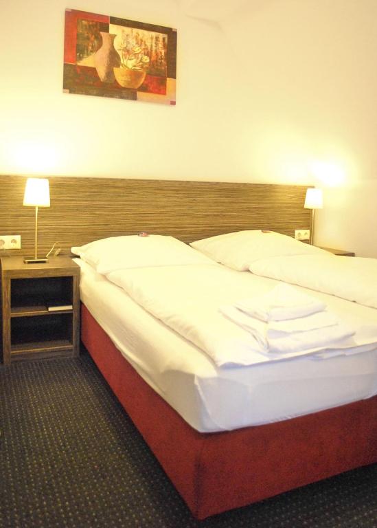 Postel nebo postele na pokoji v ubytování Hotel Dietrichsdorfer Hof