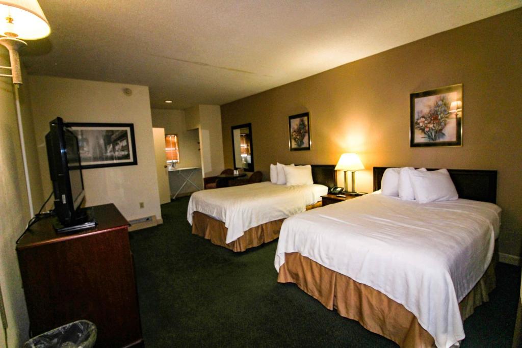 FairBridge Inn and Suites West Point - 两张双人床的双人间