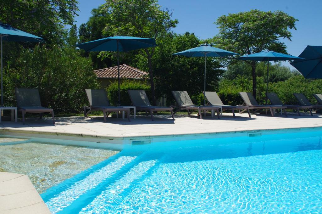 Bazen u ili blizu objekta Hôtel La Bastide d'Iris