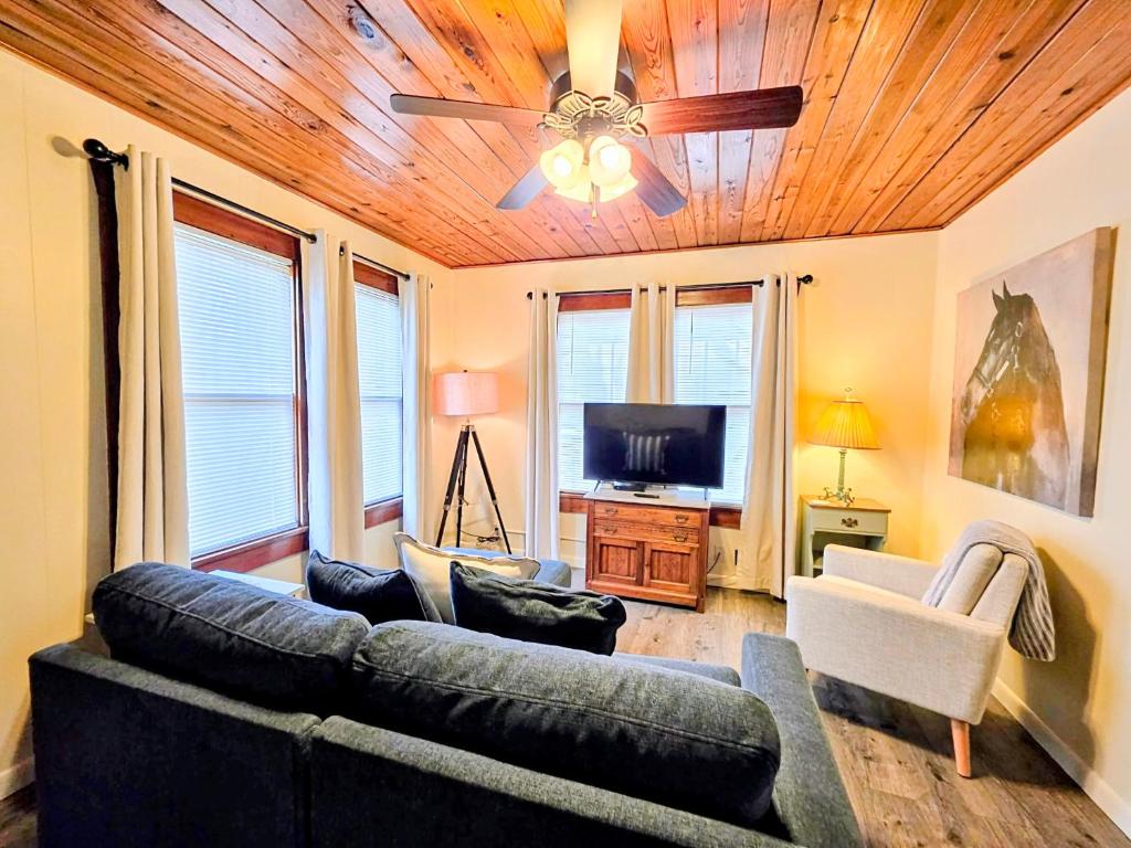 a living room with a couch and a tv at #08 - One Bedroom Lakeview Cottage-Pet Friendly in Hot Springs