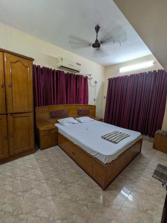 a bedroom with a large bed in a room at JUST WALKING DISTANCE FROM Temble in Guruvāyūr