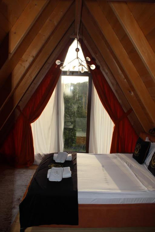 a bedroom with a bed in a tent with a window at Batllava Premium Resort Villa's in Orllan