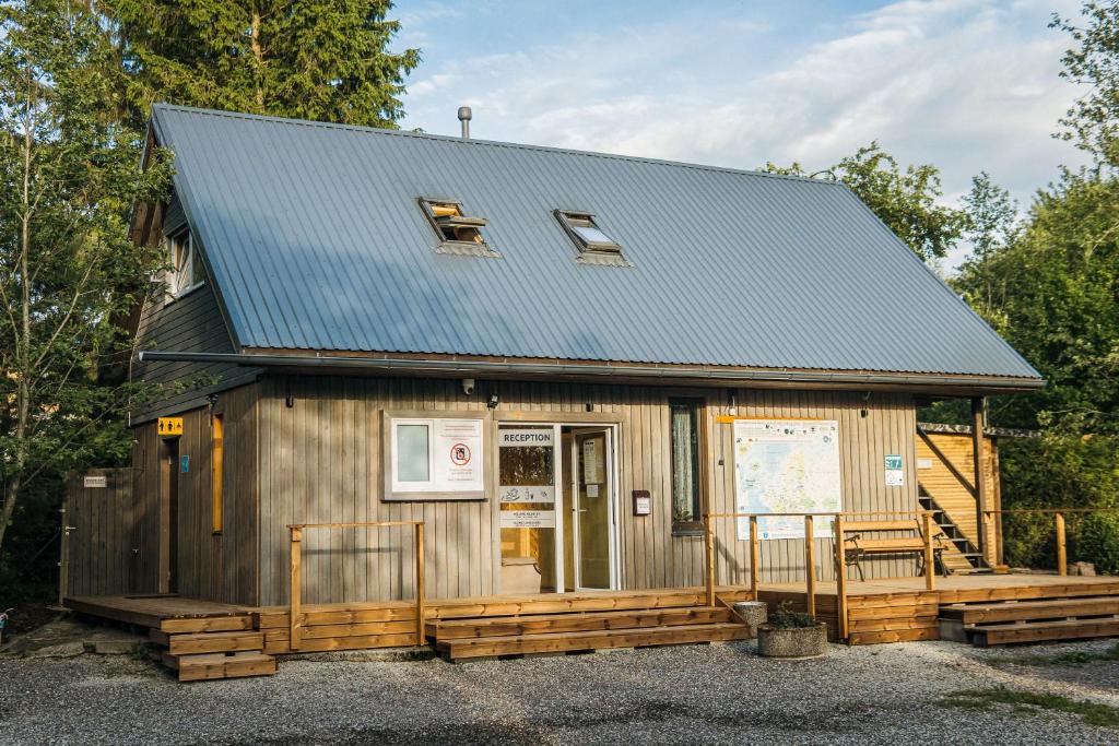 a small wooden building with a blue roof at Motel Saunapunkt in Laagri