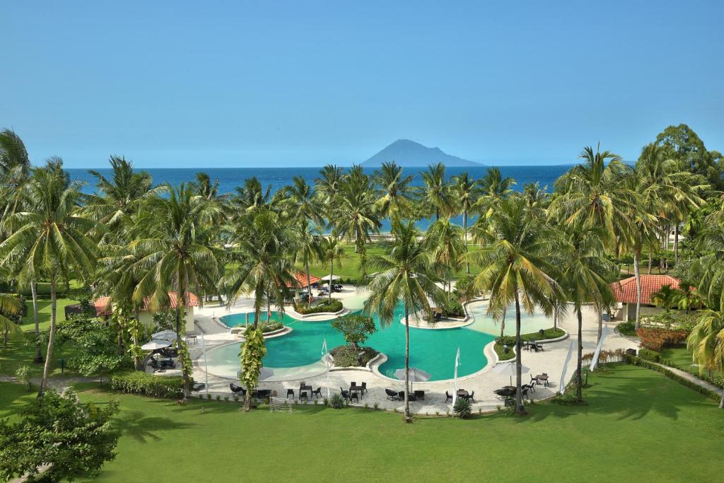 Vaizdas į baseiną apgyvendinimo įstaigoje Manado Tateli Resort and Convention arba netoliese