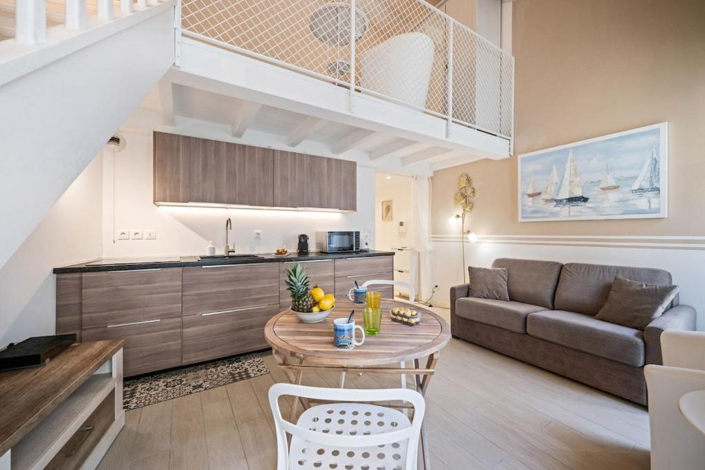 a living room with a couch and a table at VILLA CARLA appartement central zone piétonne clim in Menton