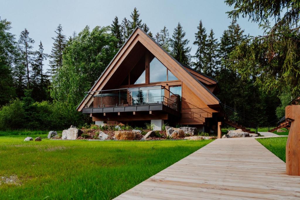 una casa con una passerella di legno che vi conduce di Drevia a Istebna