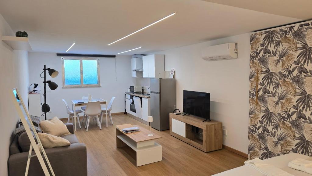 a living room with a couch and a table at Tiny House in Quarto dʼAltino