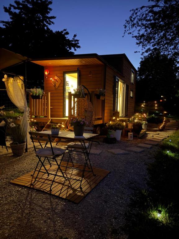 a small house with a table in front of it at Tiny House Beija-Flor in Challex