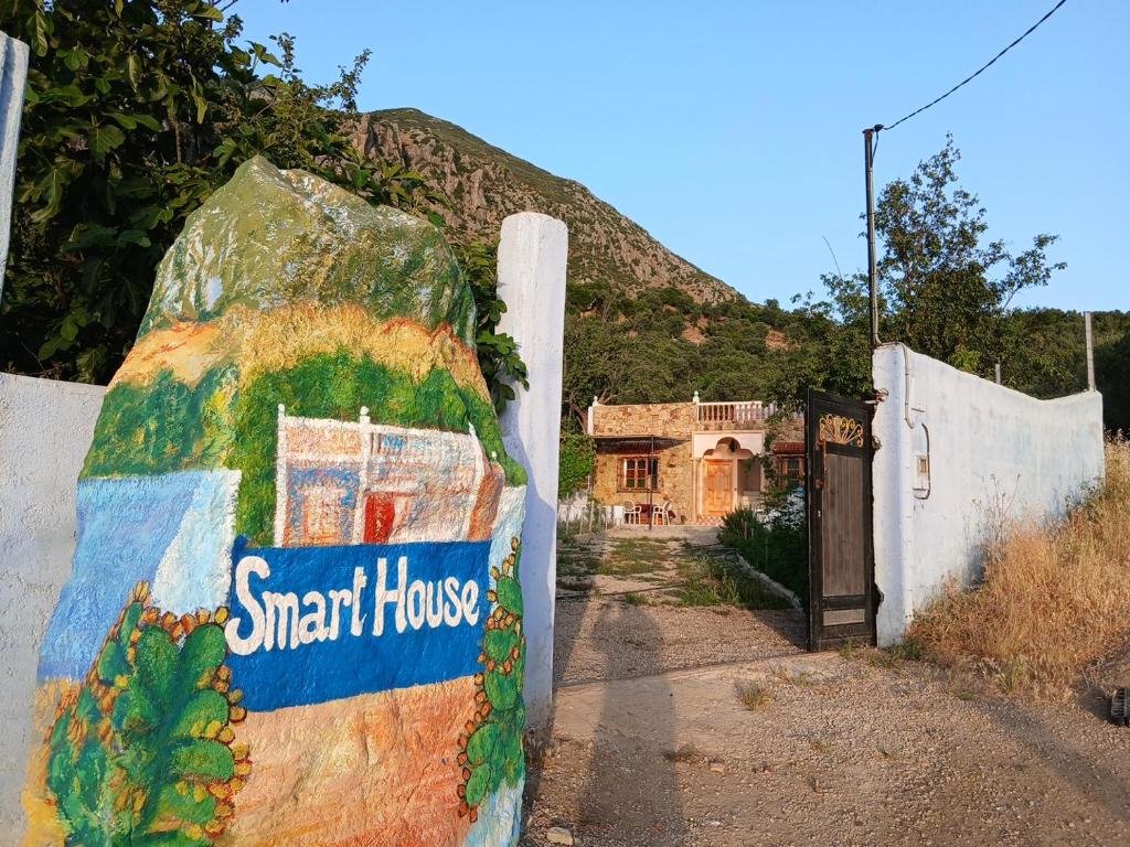 a wall with a sign that reads smart houses at Smart House in Chefchaouen