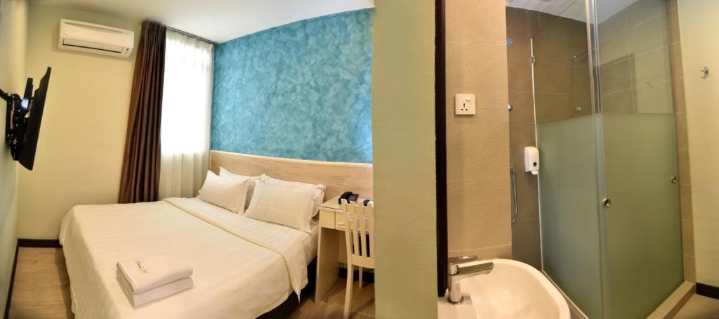 Pantai Inn Kota Kinabalu客房内的一张或多张床位