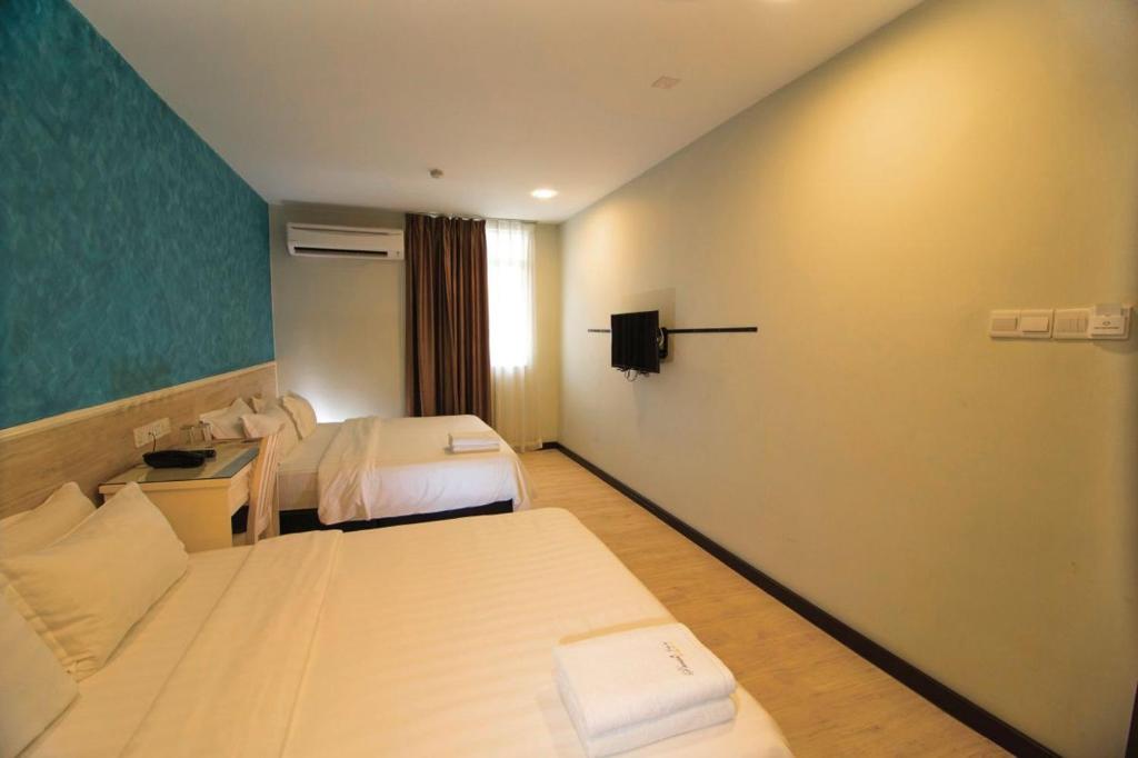 Pantai Inn Kota Kinabalu客房内的一张或多张床位