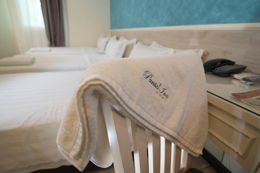 Pantai Inn Kota Kinabalu客房内的一张或多张床位