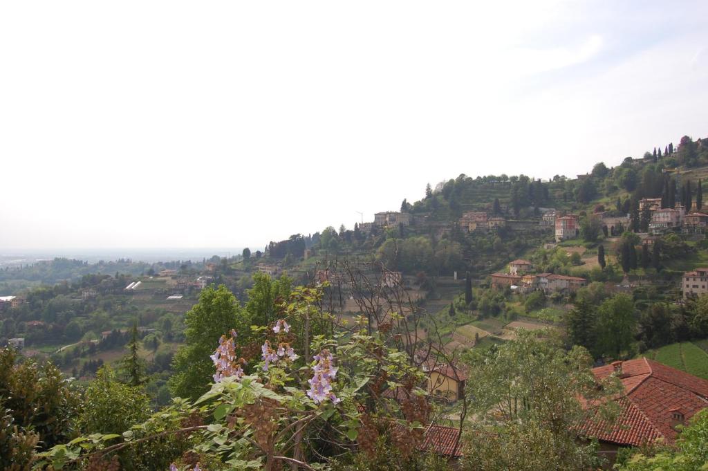 vistas a una colina con árboles y casas en Bed & Breakfast A Casa Mia, en Bérgamo