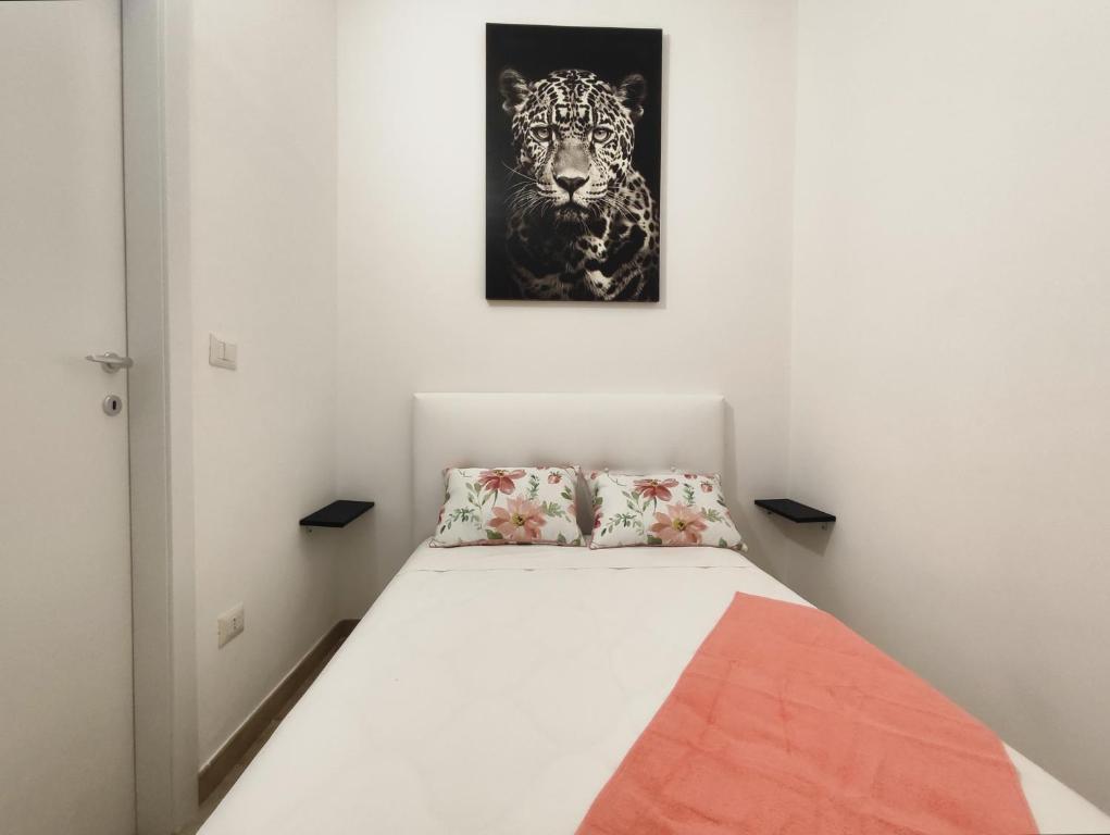 a bed in a room with a picture on the wall at luxury studio in Gallipoli
