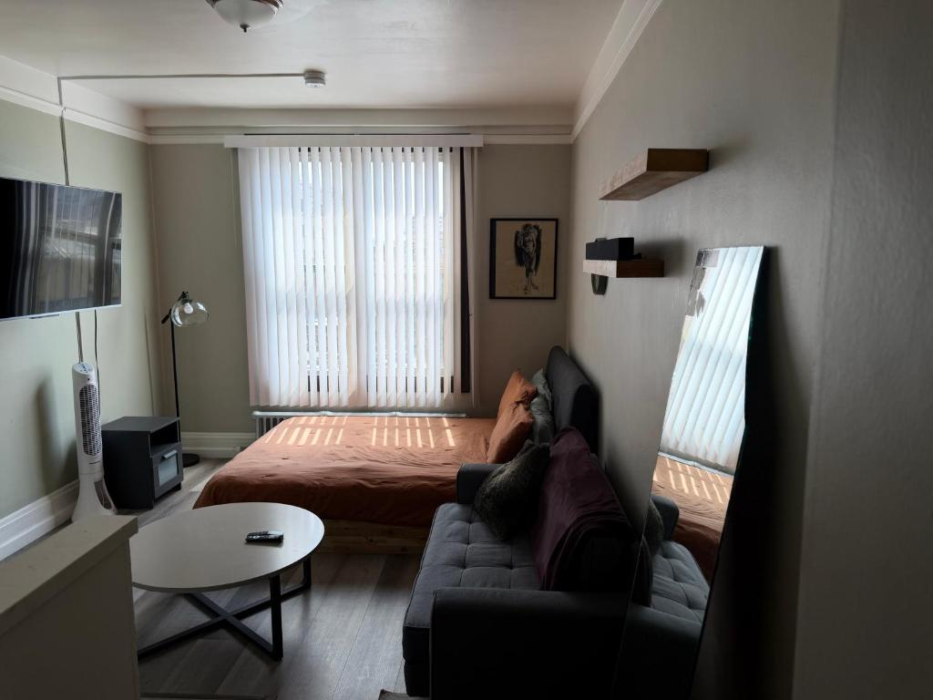 a living room with a couch and a bed at Apex Residence The Lake Merrit Hause in Oakland