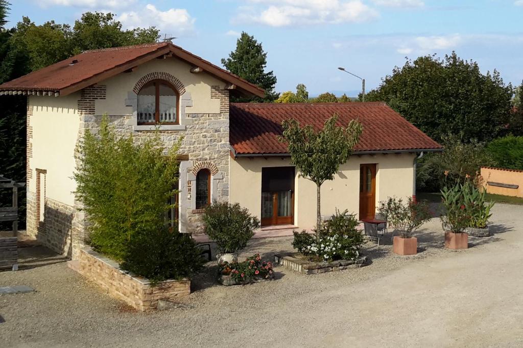 une petite maison blanche avec un toit rouge dans l'établissement Chambres d'Hôtes Grange Carrée, à Saint-Rémy