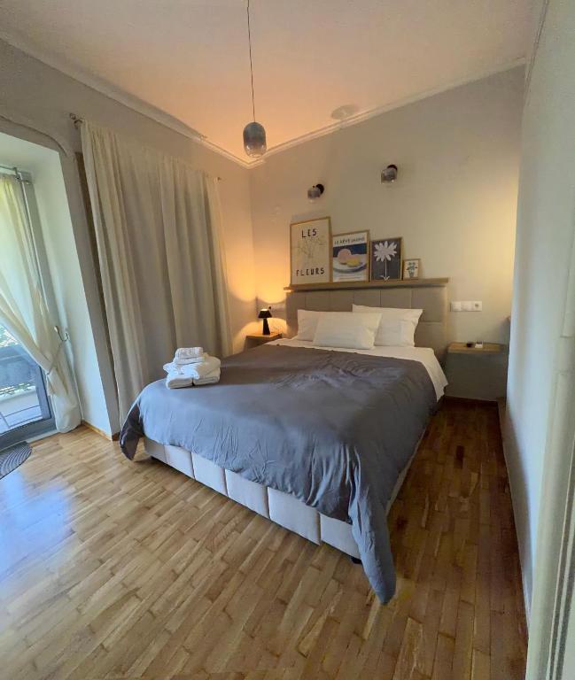 ein Schlafzimmer mit einem großen Bett in einem Zimmer in der Unterkunft Skye collection in Tripolis