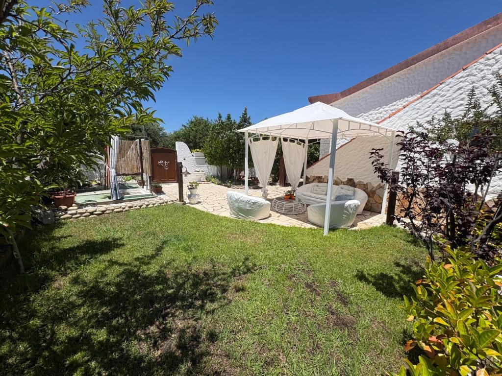 a backyard with a tent and two toilets in a yard at Villa Gino in Santa Lucia