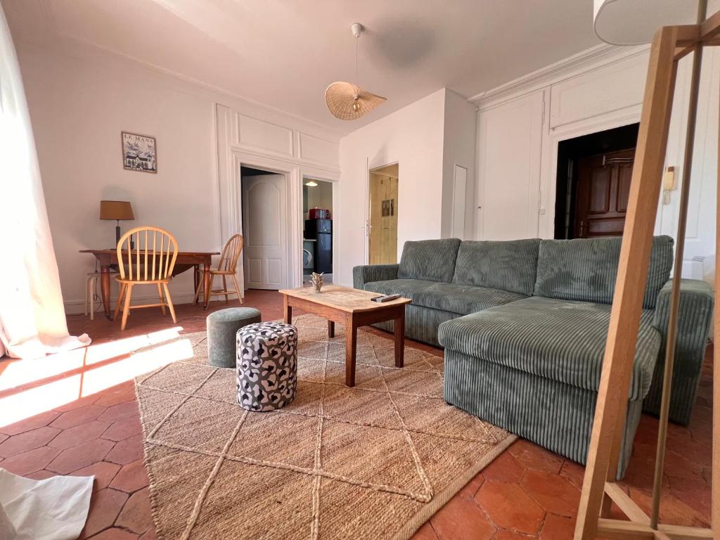a living room with a couch and a table at Charmant 2 pièces - centre historique - Vieux Mans in Le Mans