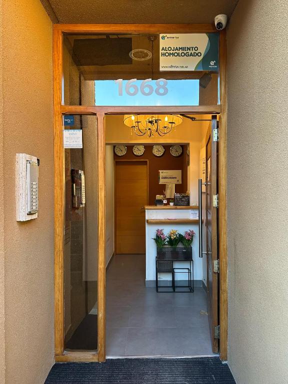 an entrance to a building with a table and flowers at Centro Apart in Villa Elisa