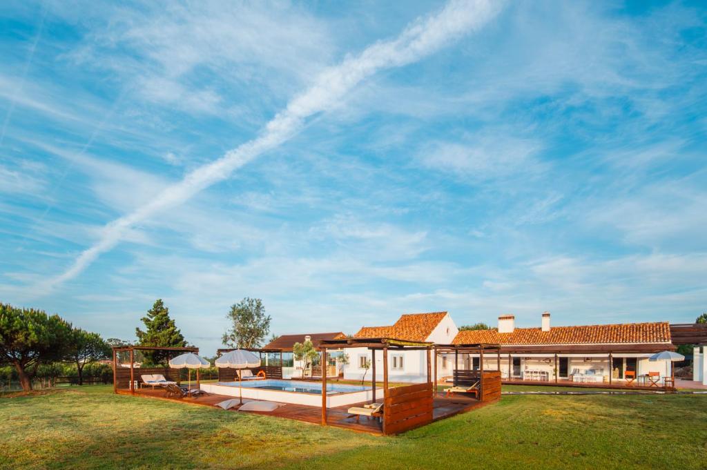 a house with a large yard with a swimming pool at Cerca do Sul in Brejao