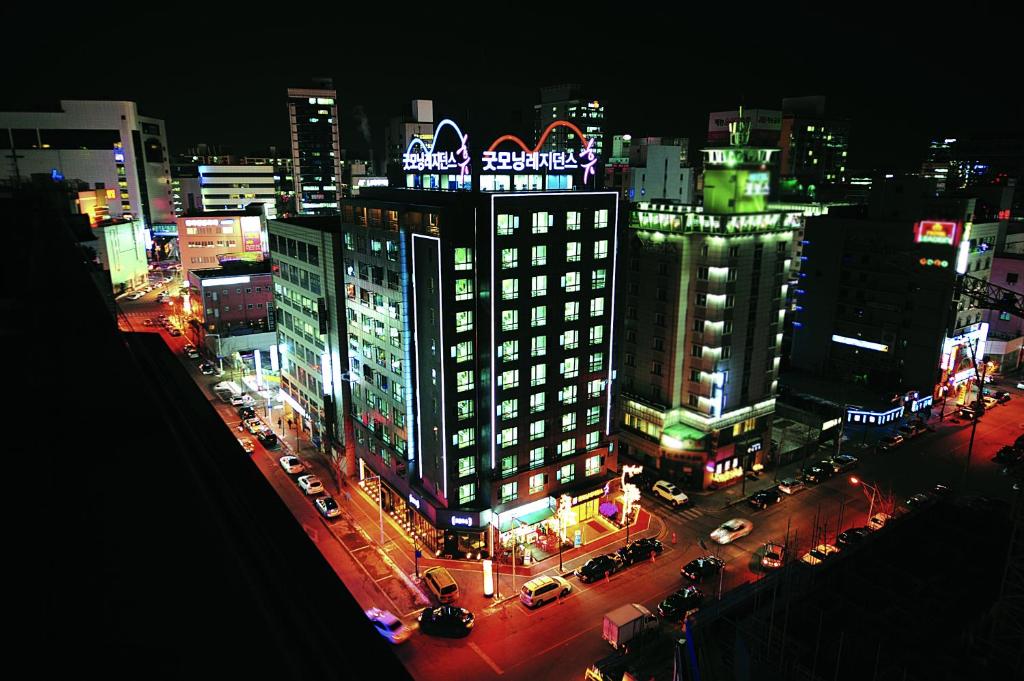 widok na miasto w nocy z w obiekcie Good Morning Residence Hue w mieście Daejeon