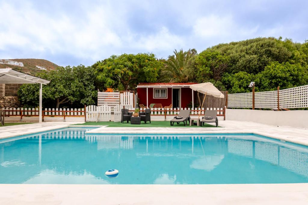 a tiny house with a pool and a tent at Finca del Carmen by Villas Rivero in Santa Maria de Guia de Gran Canaria