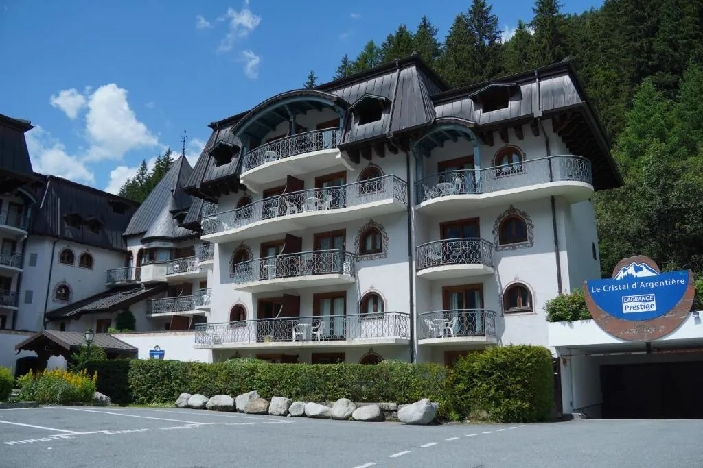 Le Cristal GM11 Mountain View, Pool, Private Sauna & Parking - Happy Rentals