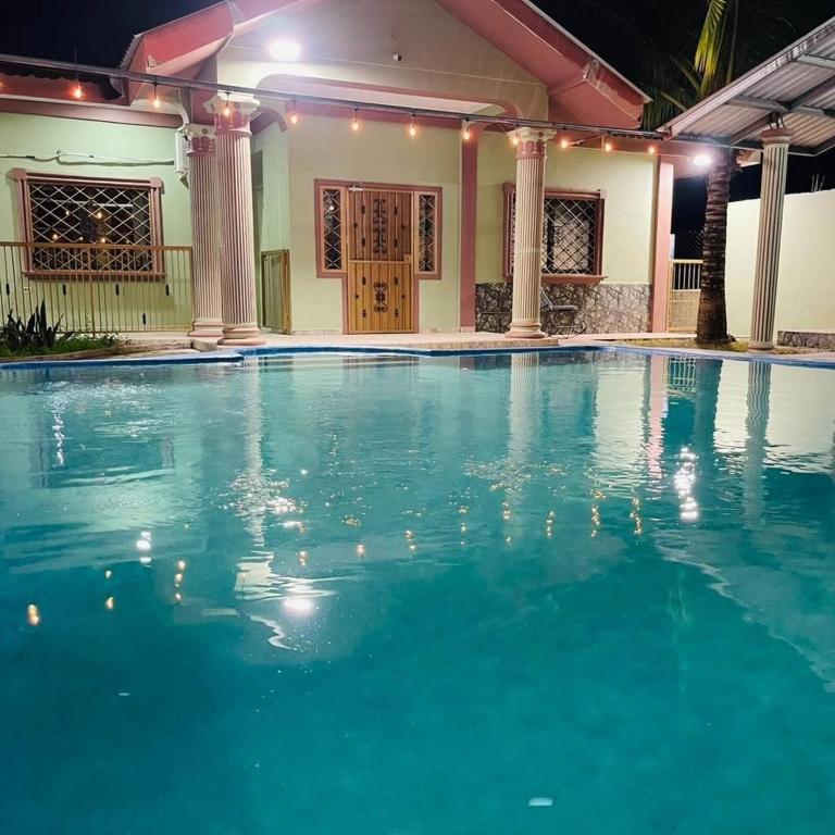 an empty swimming pool at night at Casa Playa Cieneguita in Puerto Cortés