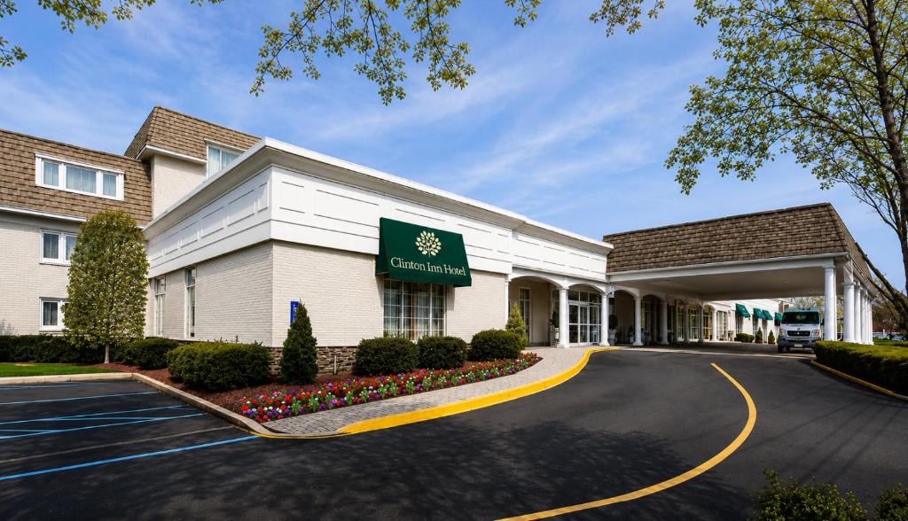 Vorderansicht eines Hotels mit Parkgarage in der Unterkunft Clinton Inn Hotel Tenafly in Tenafly