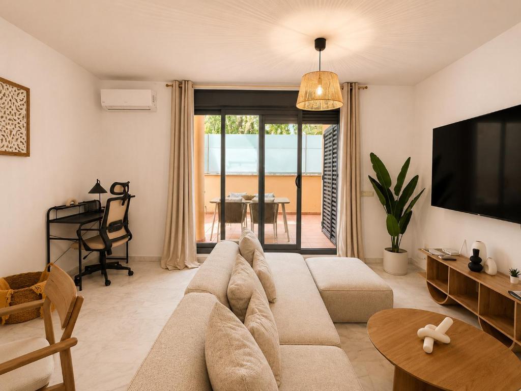Apartamento con terraza y piscina en Puerto Marina - MISTRAL