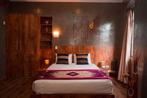 a bedroom with a large bed in a room at Los Chaskalitos in Malchinguí