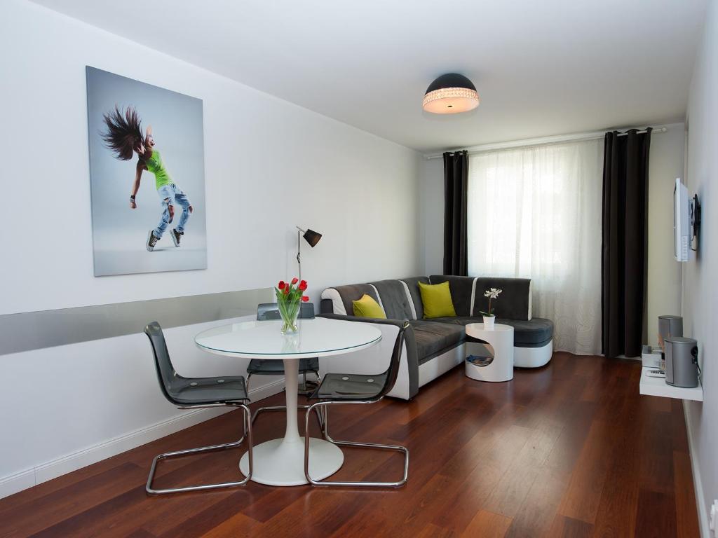 sala de estar con mesa y sofá en Apartament Witawa 22, en Gdynia