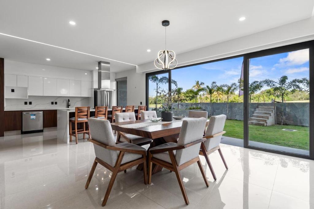 a kitchen and dining room with a table and chairs at Anthus Flamingos Condominio 301 in Bucerías