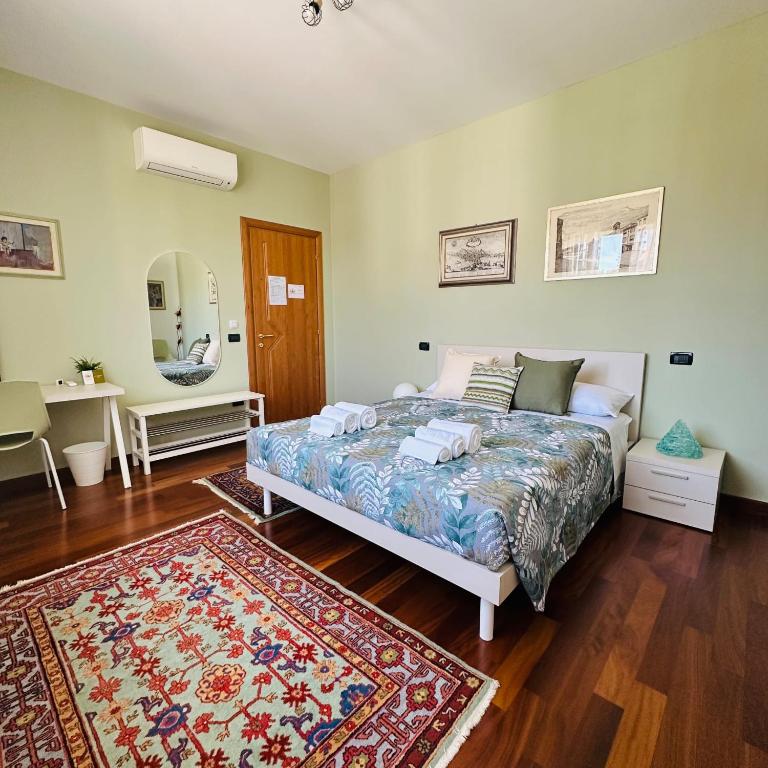 ein Schlafzimmer mit einem Bett und einem Teppich in der Unterkunft CESENAinCENTRO in Cesena