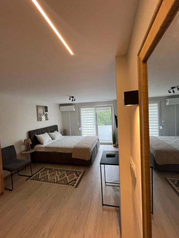 Level up - A Duplex , Modern 2-Level Apartment -Parking available for a small car or easy street parking in the neighborhood