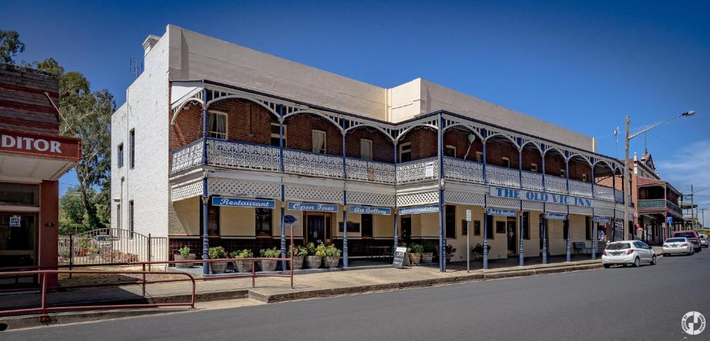 a building on the corner of a street at The Old Vic Hotel in Canowindra